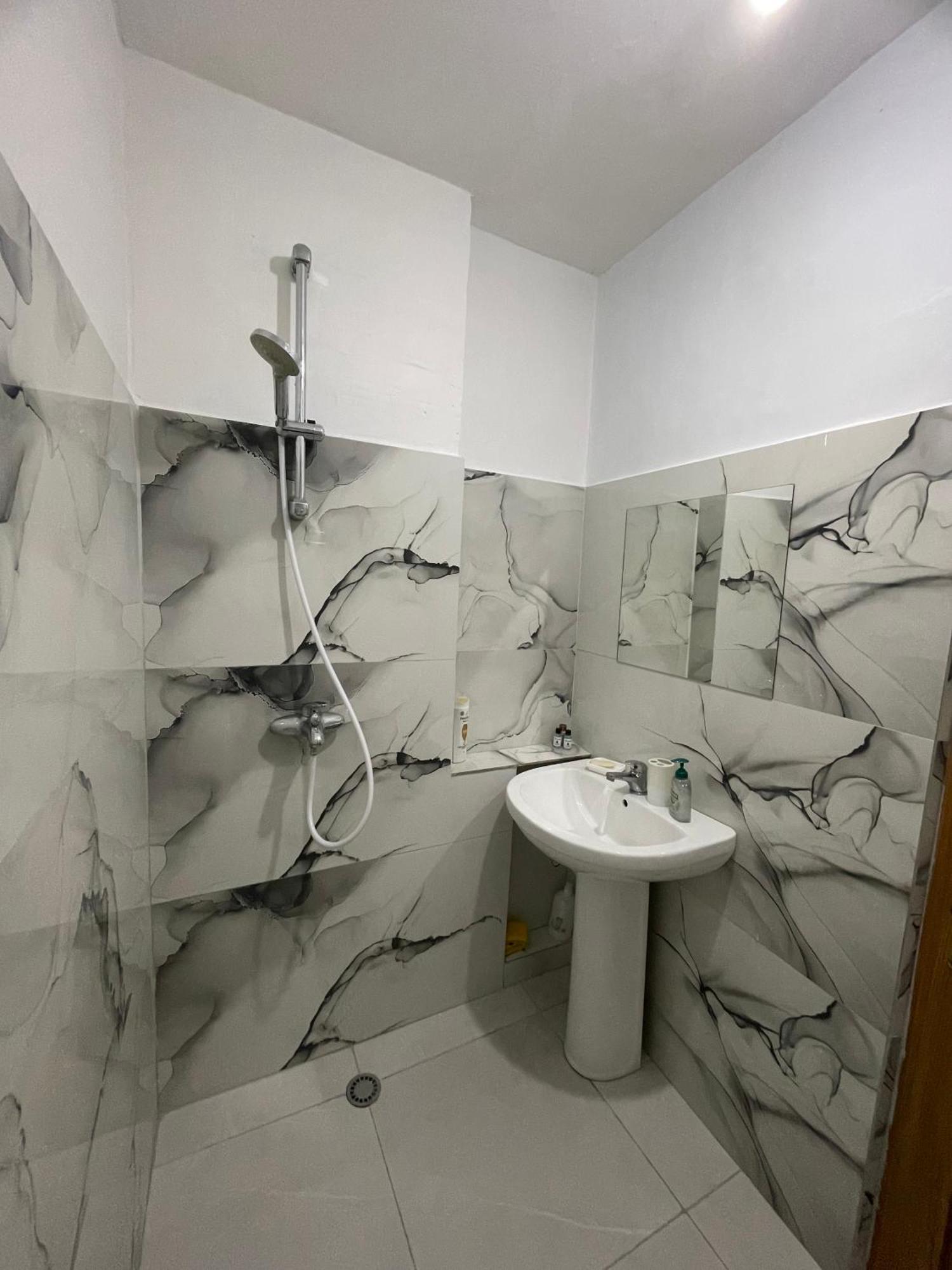 Agroni Rooms Tirana Eksteriør billede
